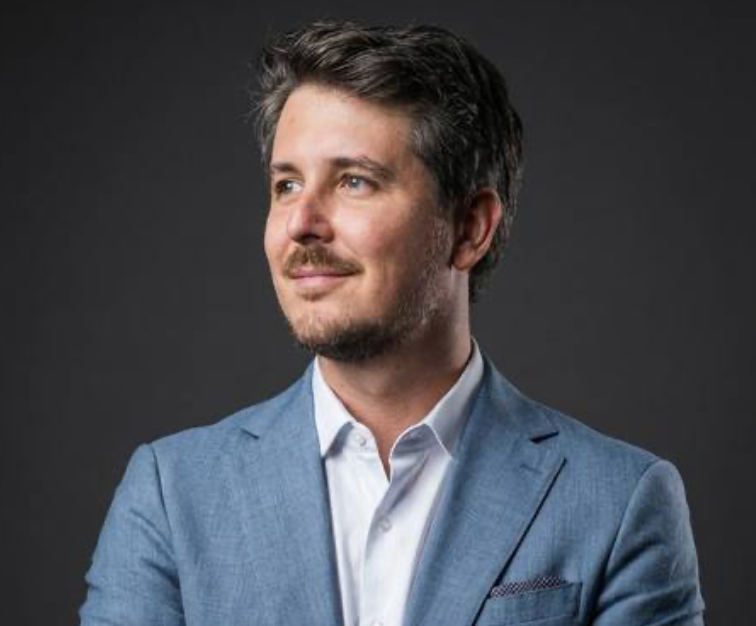 Tiago Zanolla, autor do livro